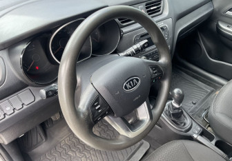 Подержанный автомобиль Kia Rio Hatchback 2012 года (14 фото)