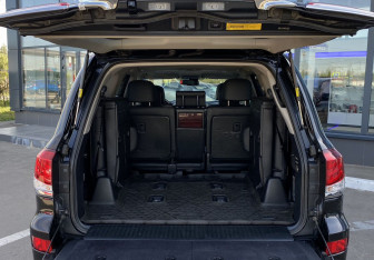 Подержанный автомобиль Lexus LX 2014 года (10 фото)