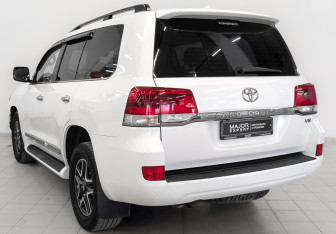 Подержанный автомобиль Toyota Land Cruiser Suv 2016 года (7 фото)
