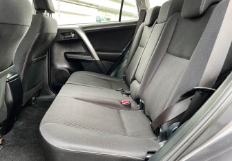 Подержанный автомобиль Toyota RAV4 2014 года (10 фото)