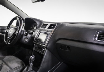 Подержанный автомобиль Volkswagen Polo Sedan 2018 года (9 фото)