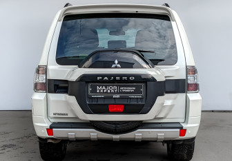 Подержанный автомобиль Mitsubishi Pajero 2017 года (6 фото)