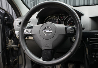Подержанный автомобиль Opel Astra Sedan 2010 года (15 фото)