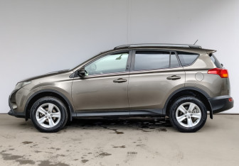 Подержанный автомобиль Toyota RAV4 2014 года (8 фото)