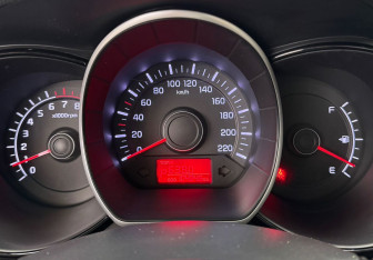 Подержанный автомобиль Kia Rio Sedan 2015 года (23 фото)