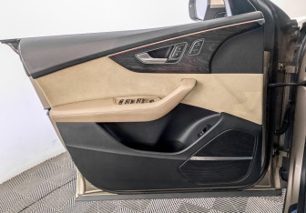 Подержанный автомобиль Audi Q8 2019 года (19 фото)