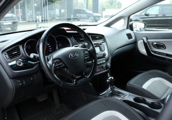 Подержанный автомобиль Kia Ceed Hatchback 2013 года (13 фото)