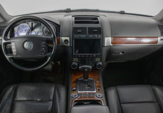 Подержанный автомобиль Volkswagen Touareg 2004 года (13 фото)