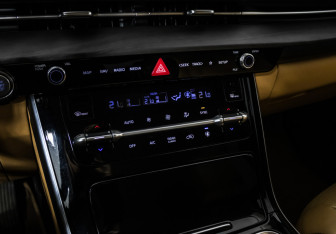 Подержанный автомобиль Kia Carnival 2021 года (26 фото)