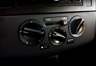 Подержанный автомобиль Nissan Tiida Hatchback 2013 года (26 фото)
