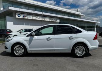 Подержанный автомобиль Ford Focus Sedan 2010 года (8 фото)