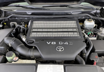 Подержанный автомобиль Toyota Land Cruiser Suv 2017 года (9 фото)