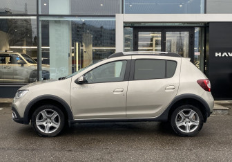 Подержанный автомобиль Renault Sandero 2015 года (8 фото)