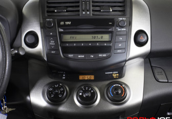 Подержанный автомобиль Toyota RAV4 2011 года (14 фото)