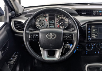 Подержанный автомобиль Toyota Hilux 2021 года (21 фото)