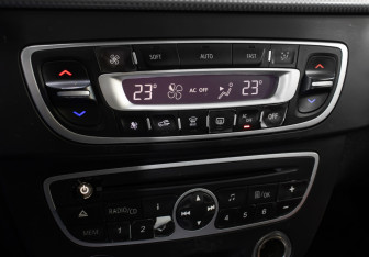 Подержанный автомобиль Renault Fluence 2010 года (19 фото)