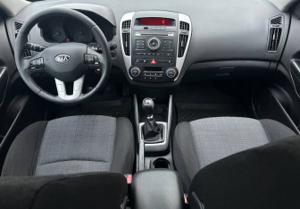 Подержанный автомобиль Kia Ceed Hatchback 2010 года (11 фото)