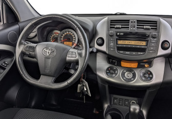 Подержанный автомобиль Toyota RAV4 2012 года (25 фото)
