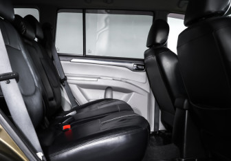 Подержанный автомобиль Mitsubishi Pajero Sport 2015 года (12 фото)