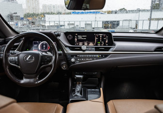 Подержанный автомобиль Lexus ES 2021 года (12 фото)