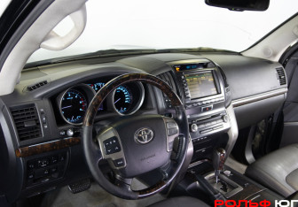 Подержанный автомобиль Toyota Land Cruiser Suv 2010 года (10 фото)