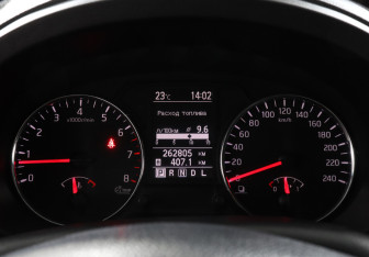 Подержанный автомобиль Nissan X-Trail 2011 года (11 фото)