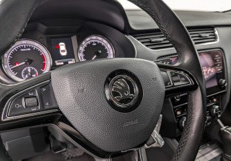 Подержанный автомобиль Skoda Octavia Liftback 2017 года (25 фото)