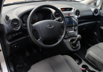 Подержанный автомобиль Kia Carens 2007 года (13 фото)