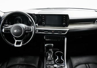Подержанный автомобиль Kia K5 2021 года (10 фото)