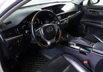Подержанный автомобиль Lexus ES 2015 года (15 фото)