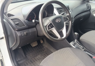 Подержанный автомобиль Hyundai Solaris Hatchback 2012 года (14 фото)