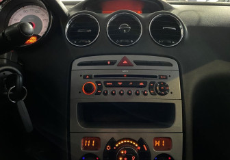 Подержанный автомобиль Peugeot 308 Hatchback 2008 года (15 фото)