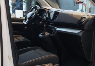 Подержанный автомобиль Peugeot Traveller 2021 года (7 фото)