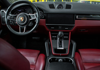 Подержанный автомобиль Porsche Cayenne 2020 года (10 фото)