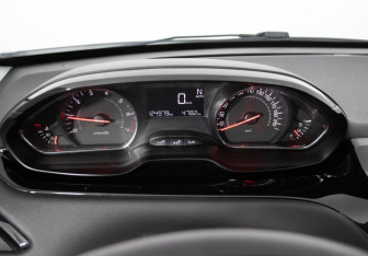 Подержанный автомобиль Peugeot 208 2014 года (12 фото)