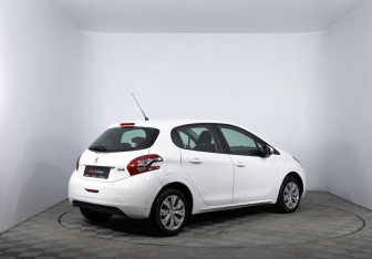 Подержанный автомобиль Peugeot 208 2014 года (5 фото)