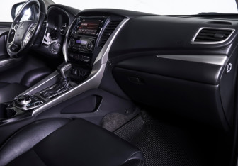 Подержанный автомобиль Mitsubishi Pajero Sport 2017 года (10 фото)