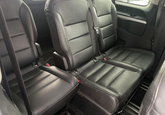 Подержанный автомобиль Peugeot Traveller 2018 года (10 фото)