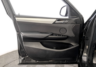 Подержанный автомобиль BMW X4 2017 года (19 фото)