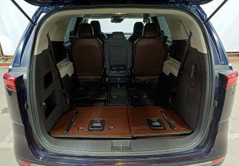 Подержанный автомобиль Kia Carnival 2021 года (10 фото)