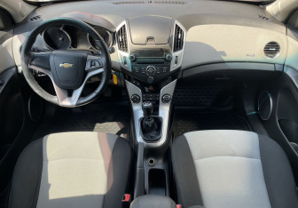 Подержанный автомобиль Chevrolet Cruze Wagon 2013 года (10 фото)