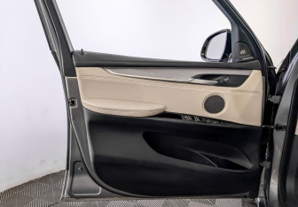 Подержанный автомобиль BMW X5 2015 года (19 фото)