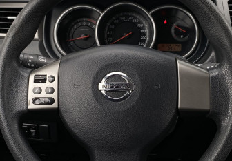 Подержанный автомобиль Nissan Tiida Hatchback 2010 года (15 фото)