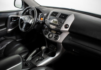 Подержанный автомобиль Toyota RAV4 2006 года (10 фото)