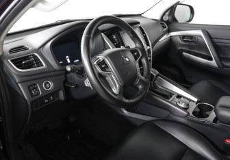 Подержанный автомобиль Mitsubishi Montero Sport 2023 года (9 фото)