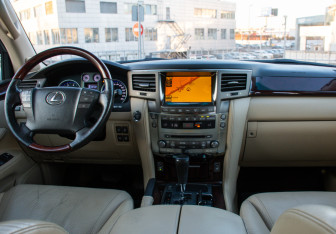 Подержанный автомобиль Lexus LX 2011 года (18 фото)
