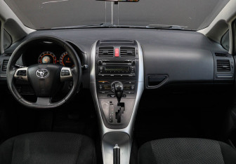 Подержанный автомобиль Toyota Auris Hatchback 2011 года (9 фото)