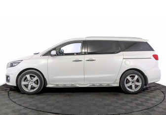 Подержанный автомобиль Kia Carnival 2017 года (8 фото)