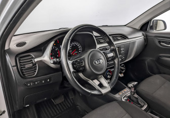 Подержанный автомобиль Kia Rio Hatchback 2021 года (16 фото)