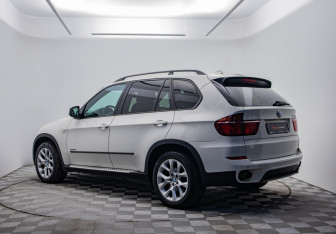 Подержанный автомобиль BMW X5 2010 года (7 фото)